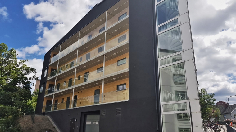 glass balconies en