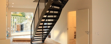 Die treppen mit metallischen"seitenwangen"
